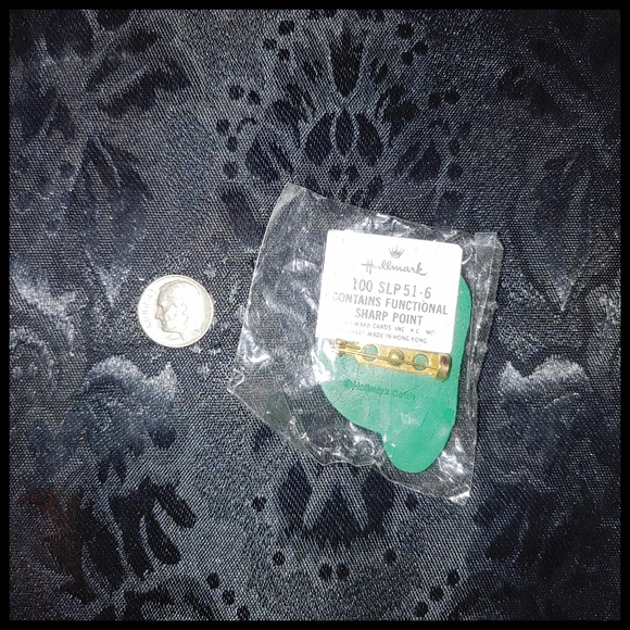 Vintage Hallmark St Patrick's Day Hat Shamrock Pin, 1970s - Picture 3 of 3